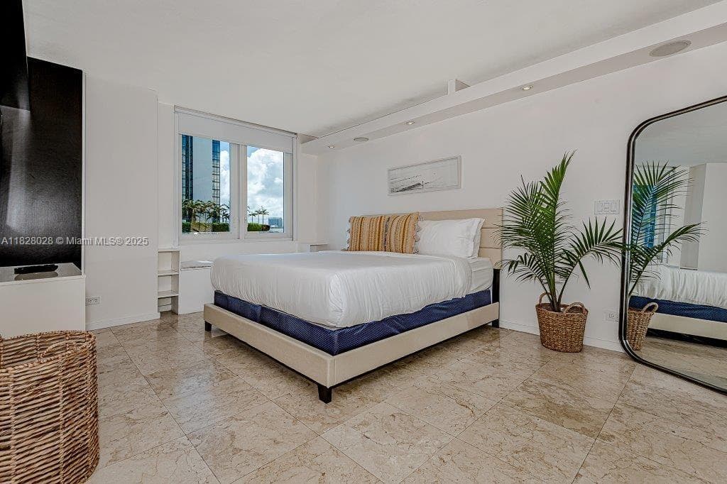 2301 Collins Ave 705 photo 24