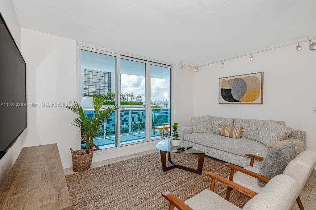 2301 Collins Ave 705 photo 4