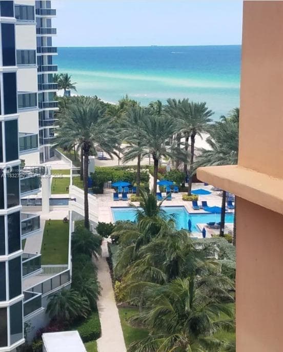 19201 Collins Ave 717 photo 2