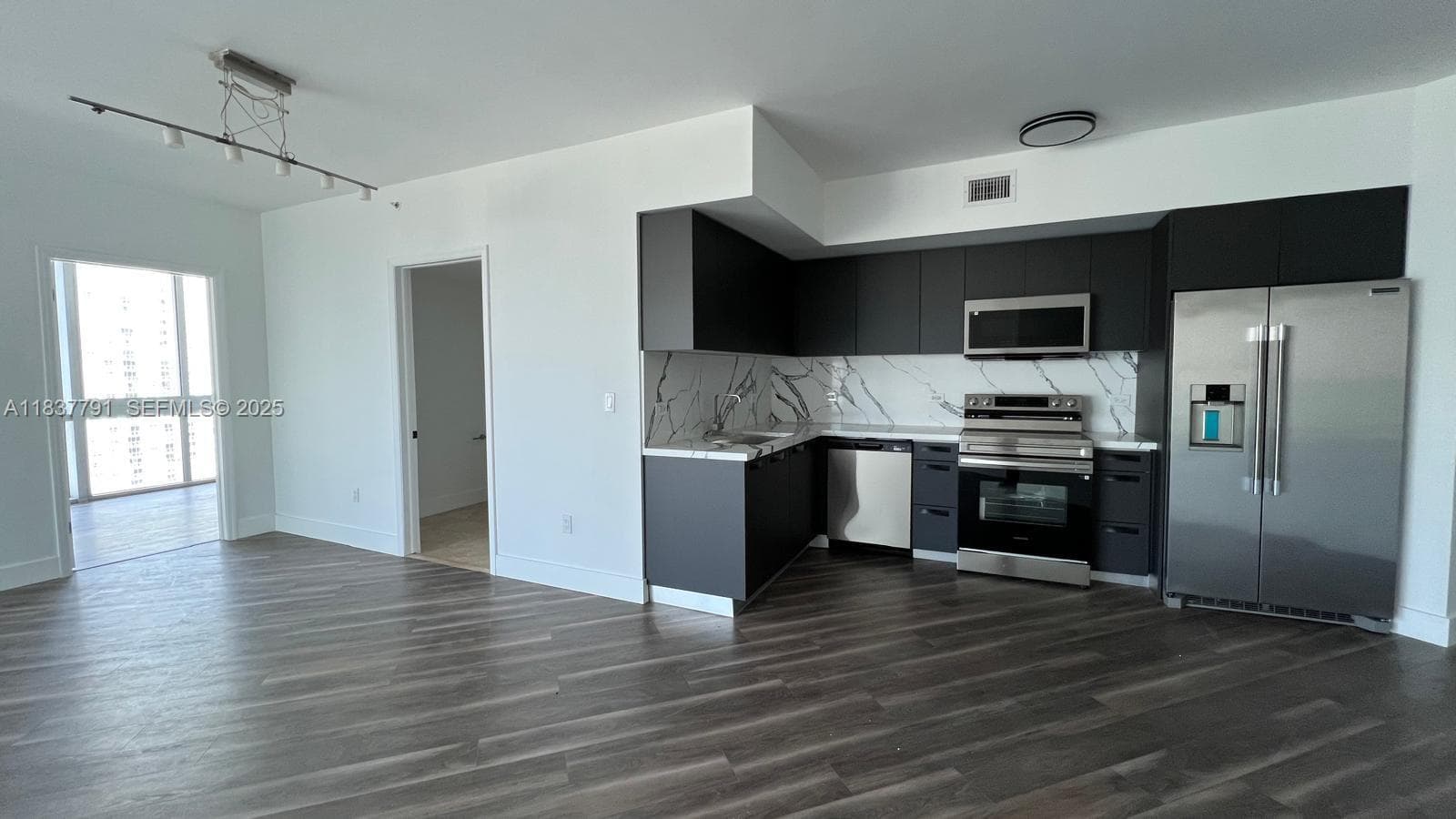 350 S Miami Ave 2401 photo 2