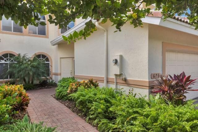 676 W Palm Aire Drive photo 6