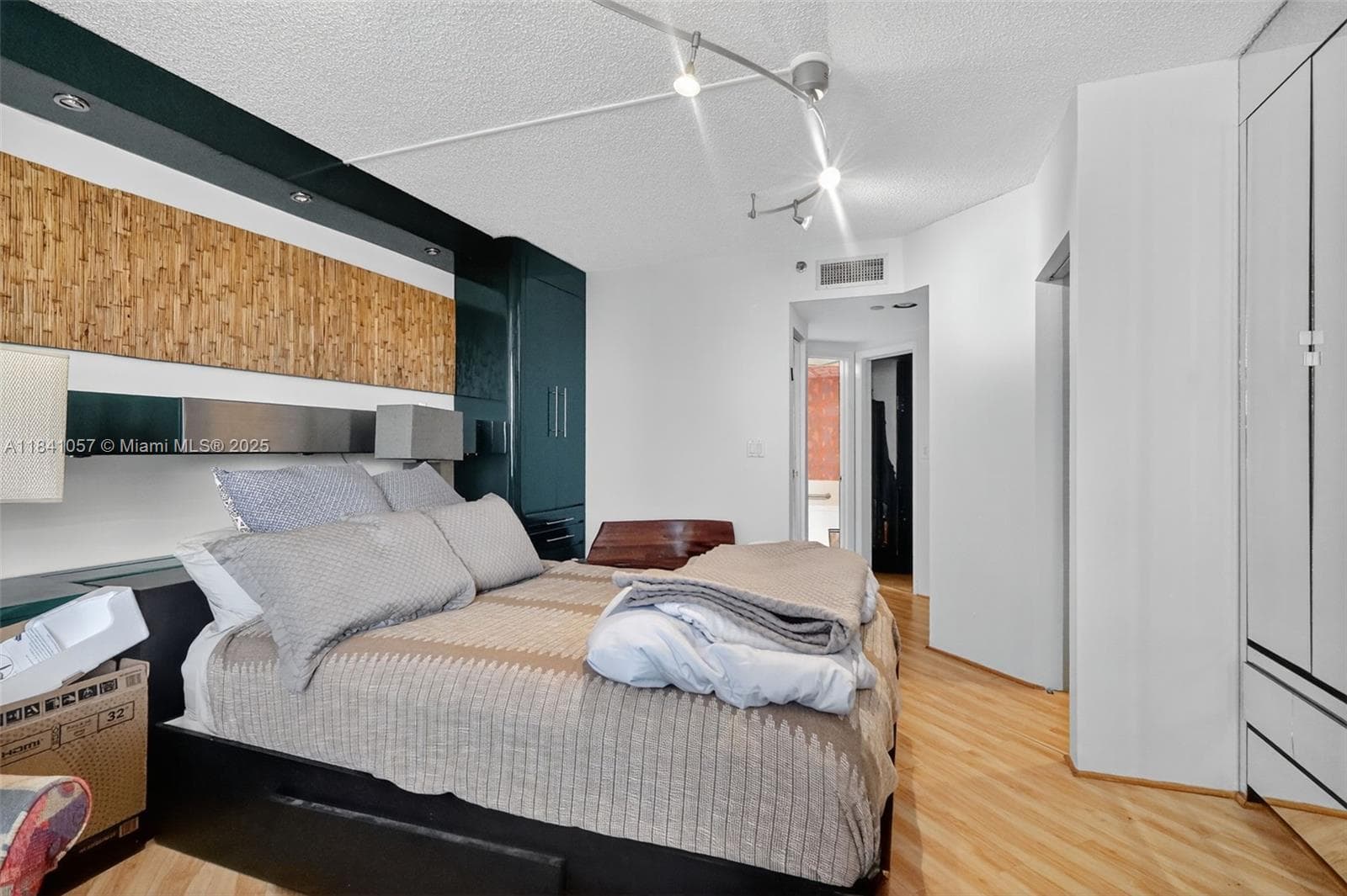 20185 E Country Club Dr 1406/1405 photo 15