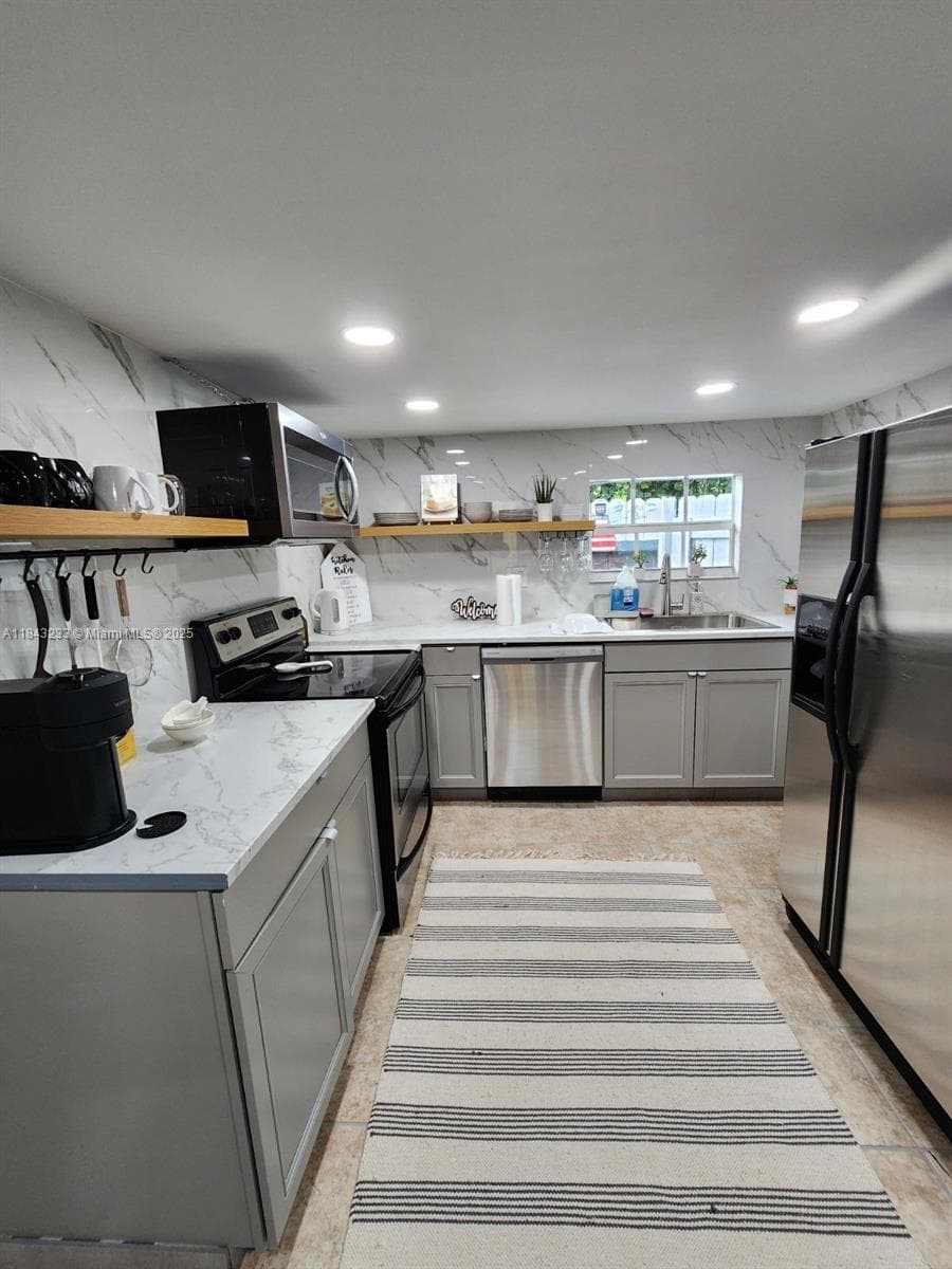 1872 SW 29th Ave A photo 2