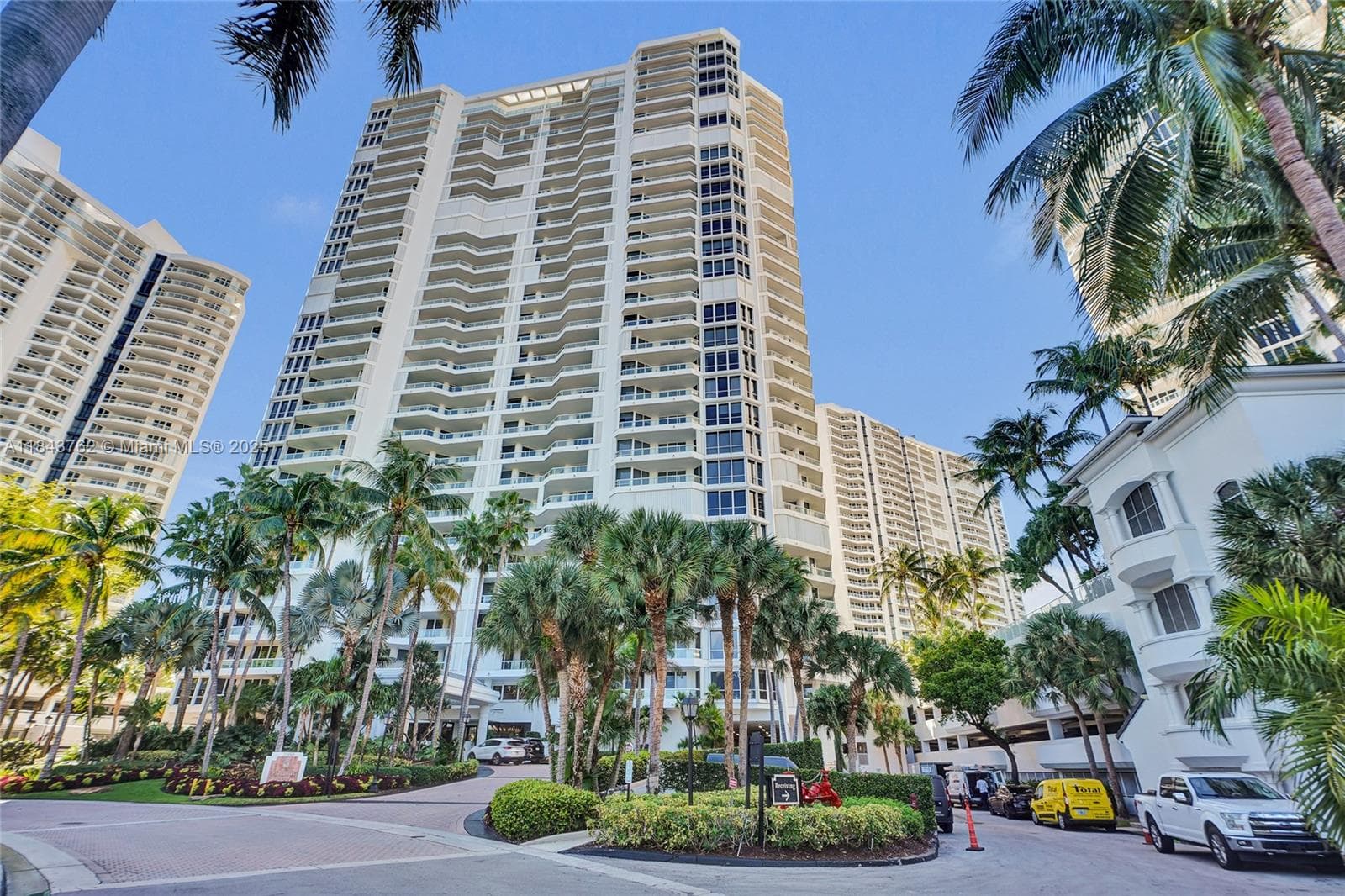 21150 Point Pl 406 photo 3