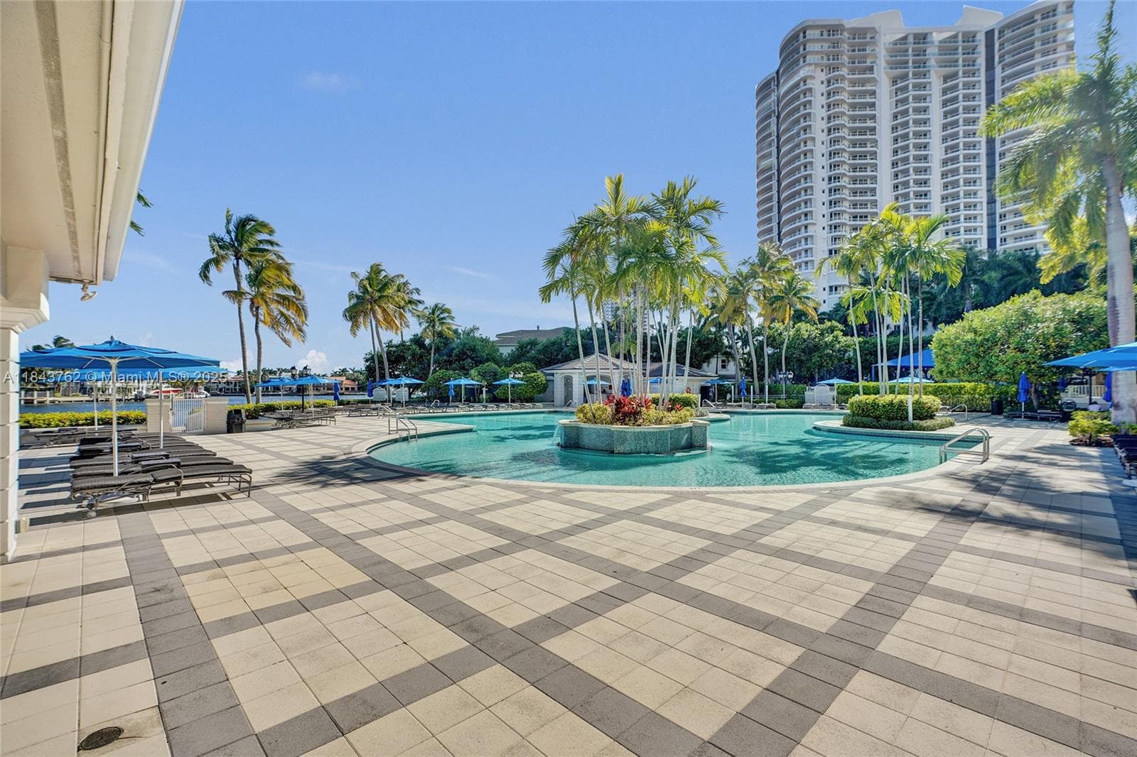 21150 Point Pl 406 photo 4