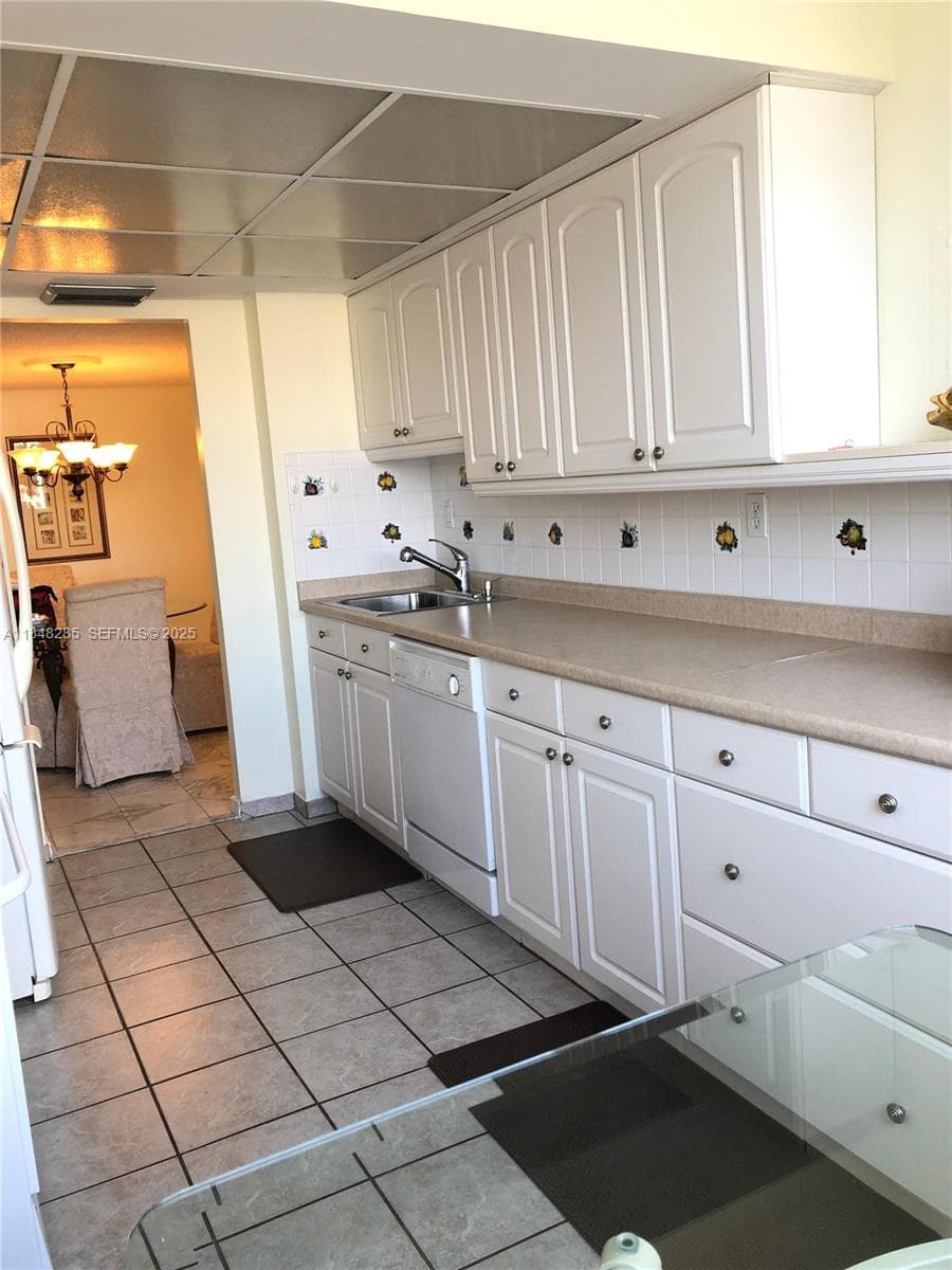 100 Golden Isles Dr 706 photo 21