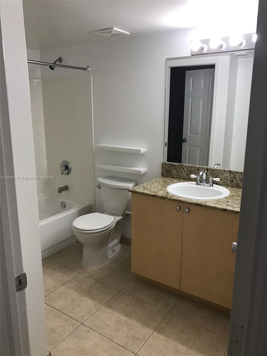 2821 NE 185th St 408 photo 12