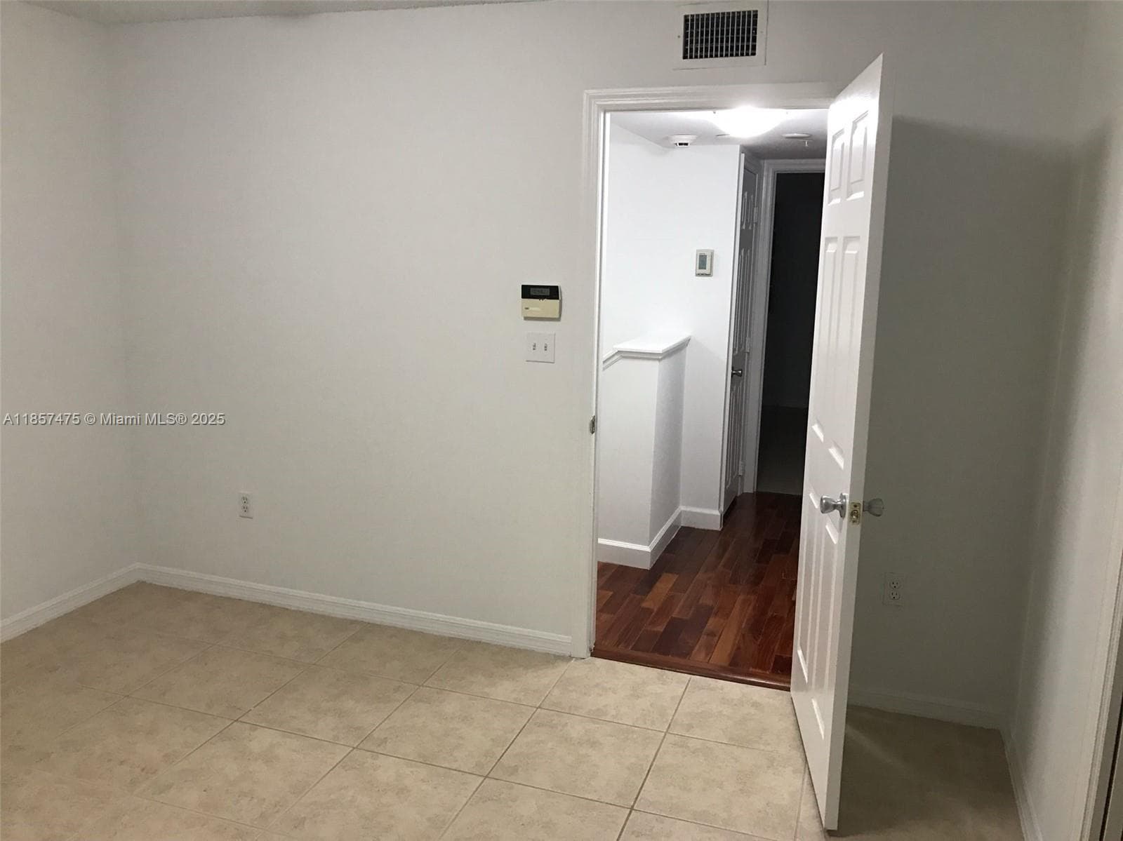 2821 NE 185th St 408 photo 19