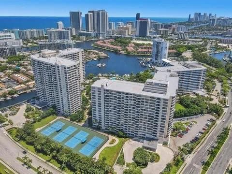 2500 Parkview Drive 814 photo 2