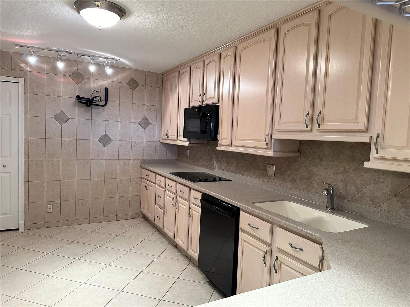 2500 Parkview Drive 814 photo 13