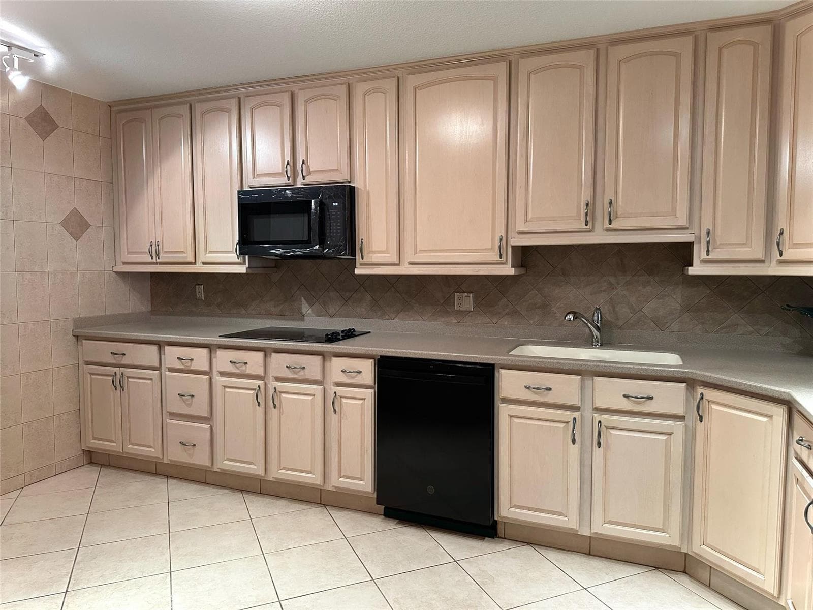 2500 Parkview Drive 814 photo 14