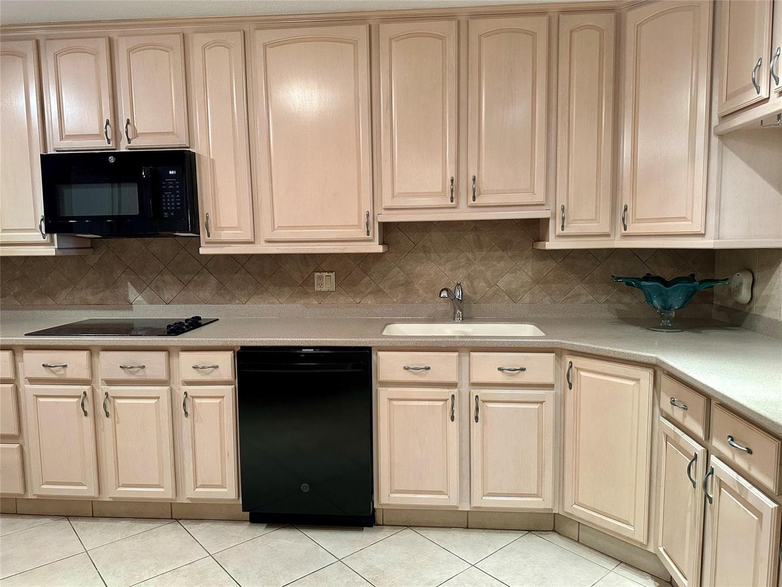 2500 Parkview Drive 814 photo 19