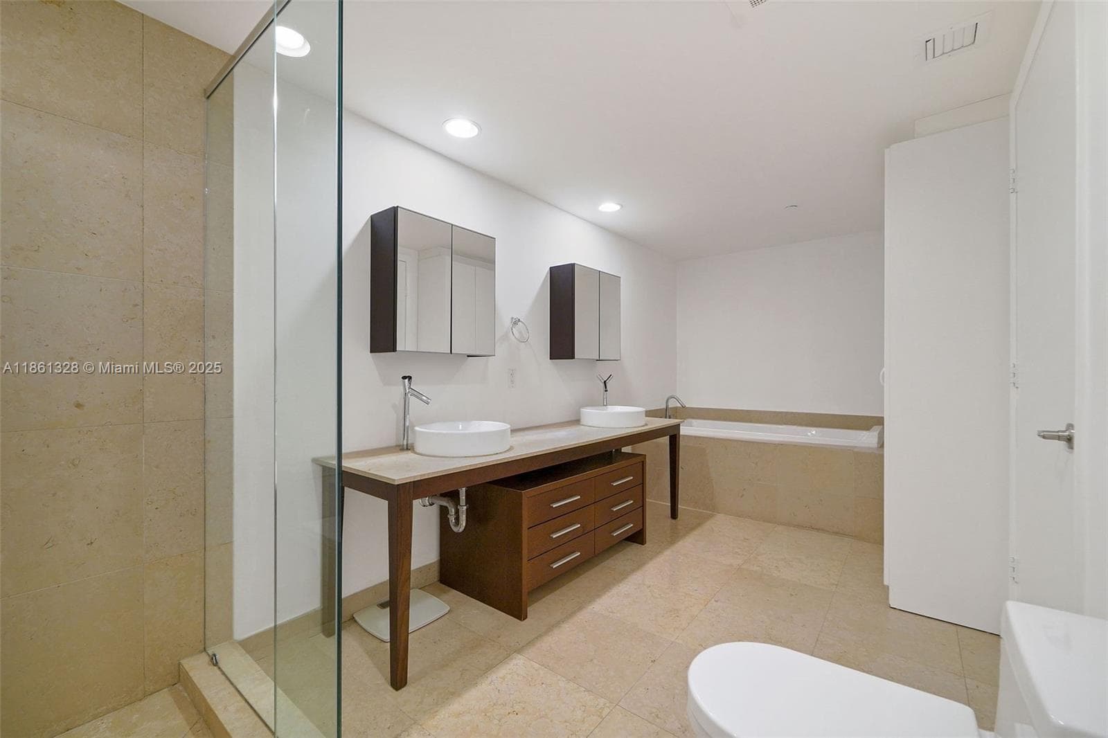 495 Brickell Ave 402 photo 5