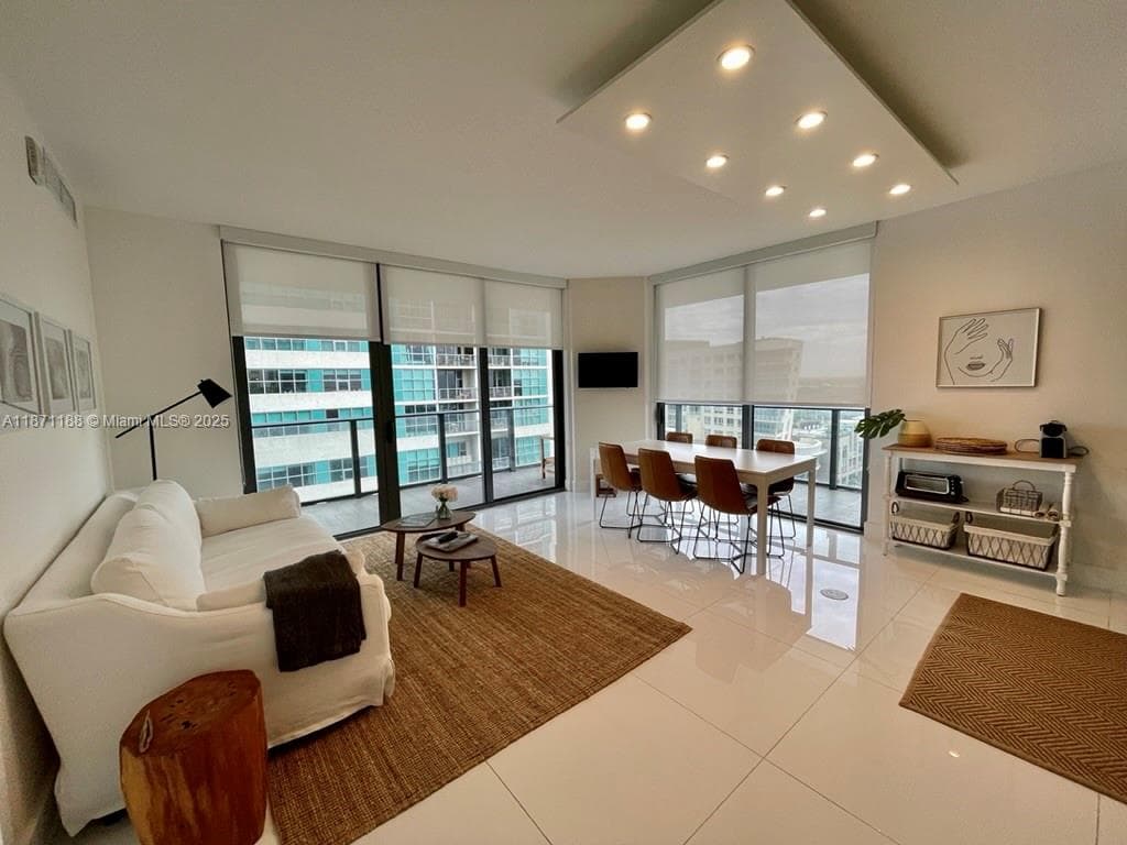 121 NE 34 ST 901 photo 2