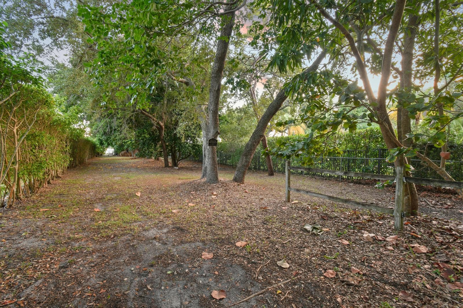 114 W Riverside Drive photo 22