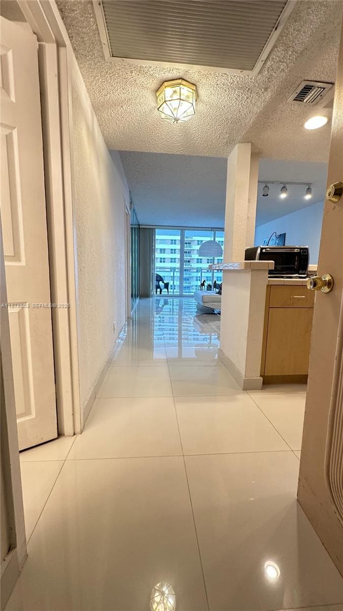 2030 S Ocean Dr 725 photo 4