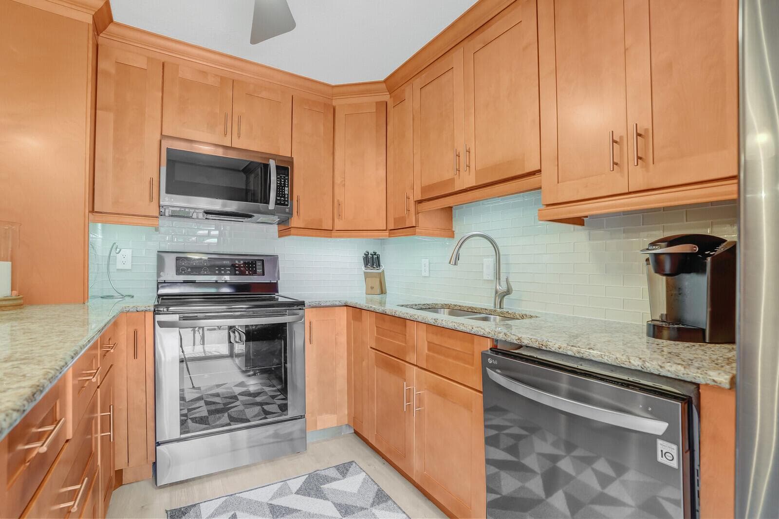 825 Center Street 14a photo 16