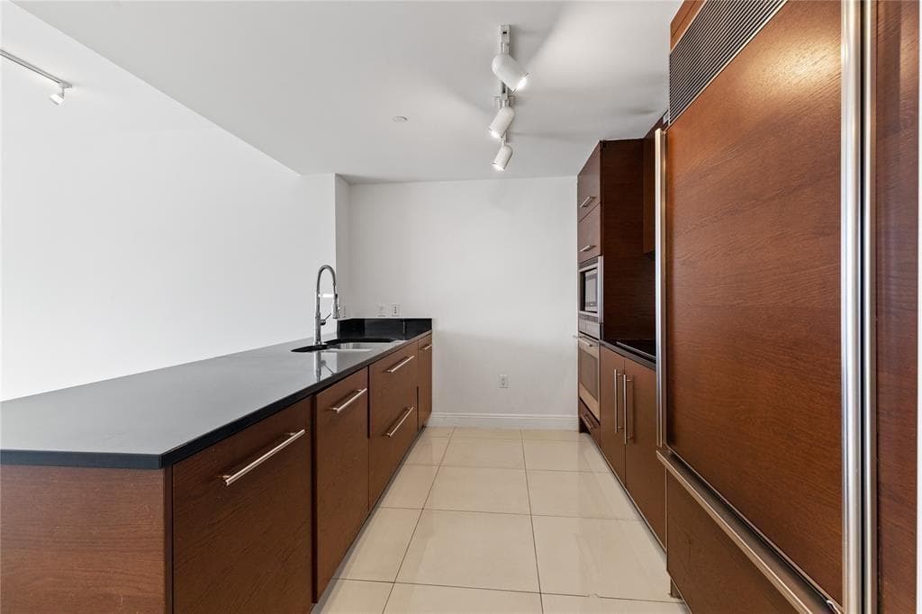 465 Brickell Avenue 2706 photo 21