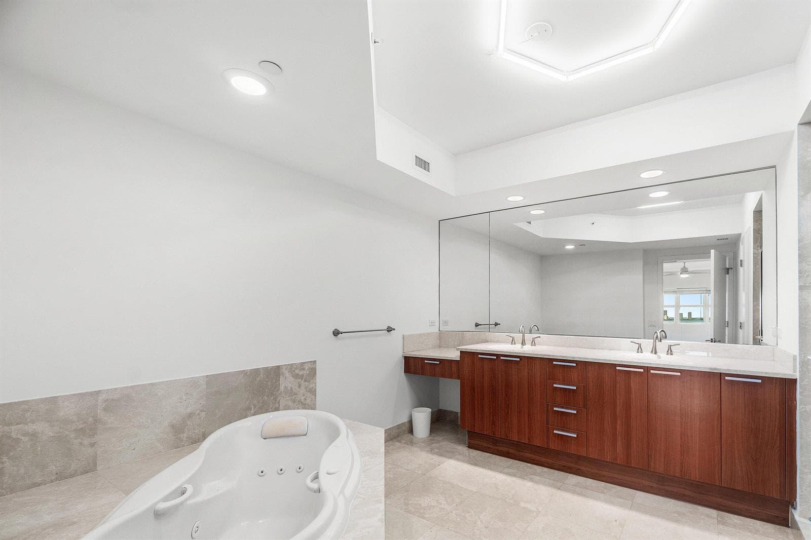 2650 Lake Shore Drive 1005 photo 13