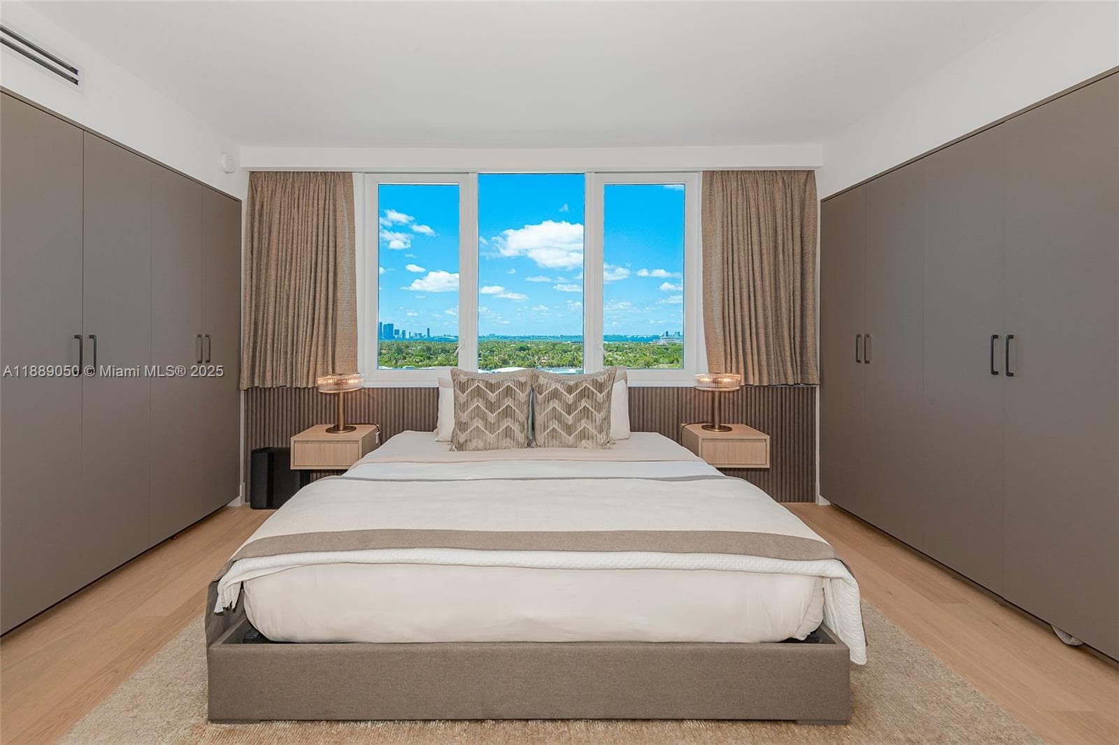2301 Collins Ave 1527 photo 4