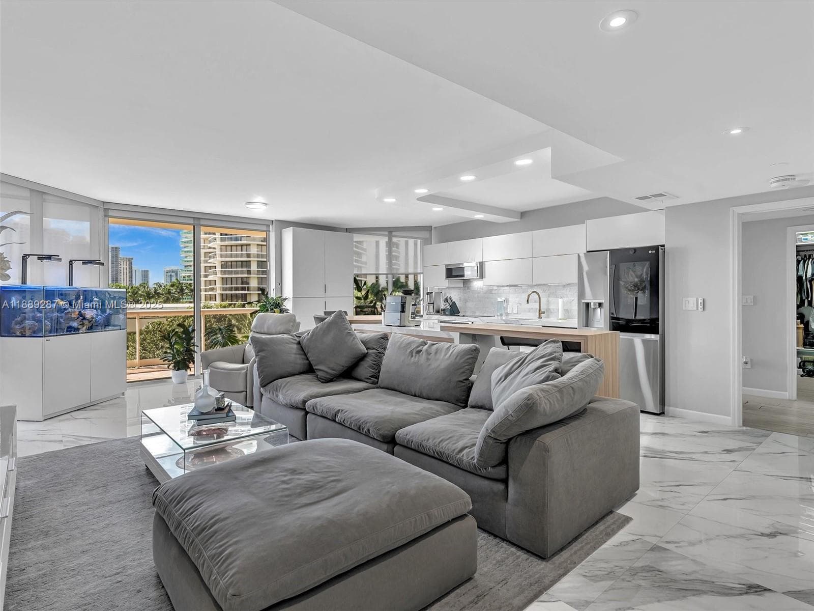20191 E Country Club Dr 511 photo 6