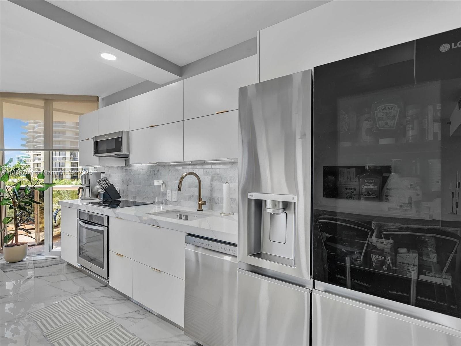 20191 E Country Club Dr 511 photo 12