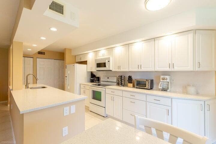110 Half Moon Circle E2 photo 2