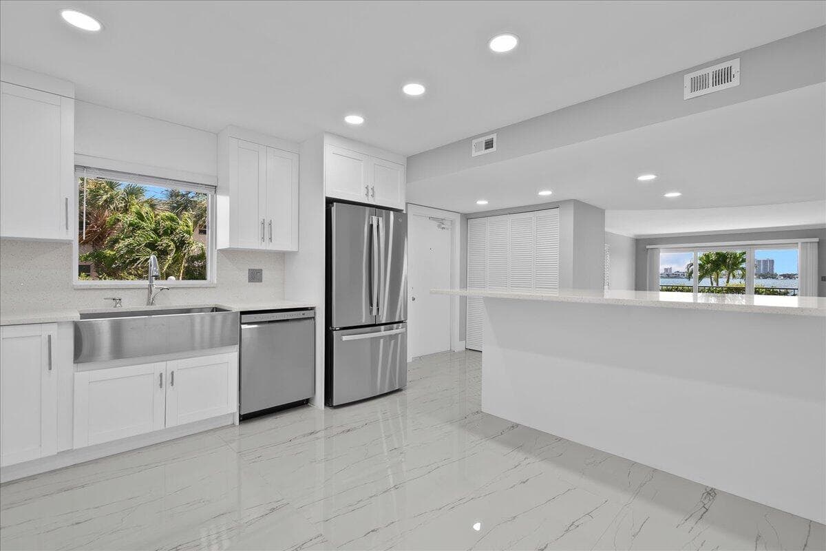 3040 Lake Shore Drive 101 photo 5