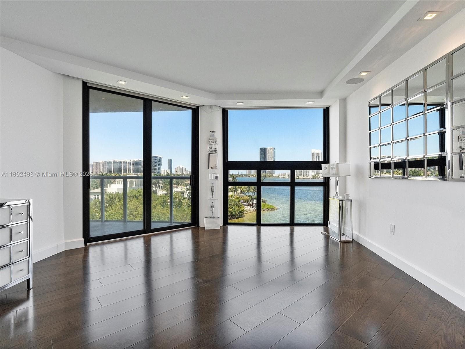 4000 Island Blvd 606 photo 24