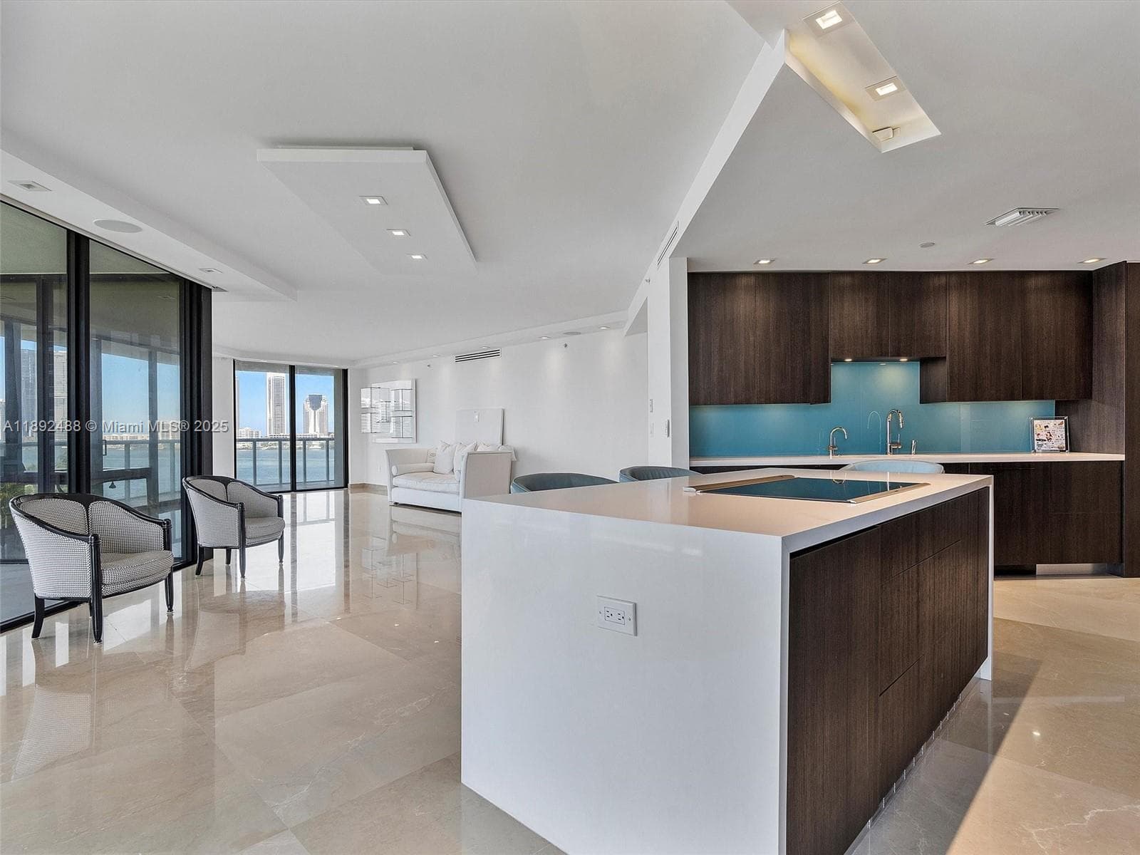 4000 Island Blvd 606 photo 14
