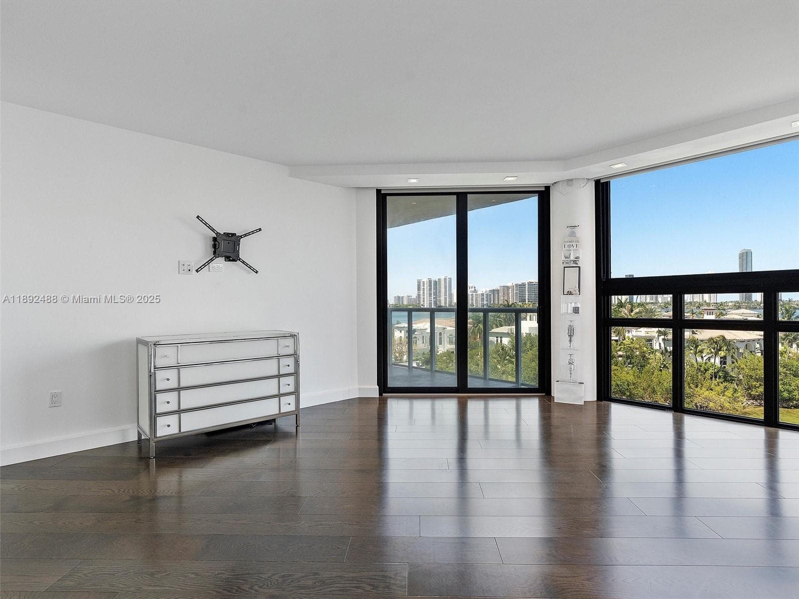 4000 Island Blvd 606 photo 25