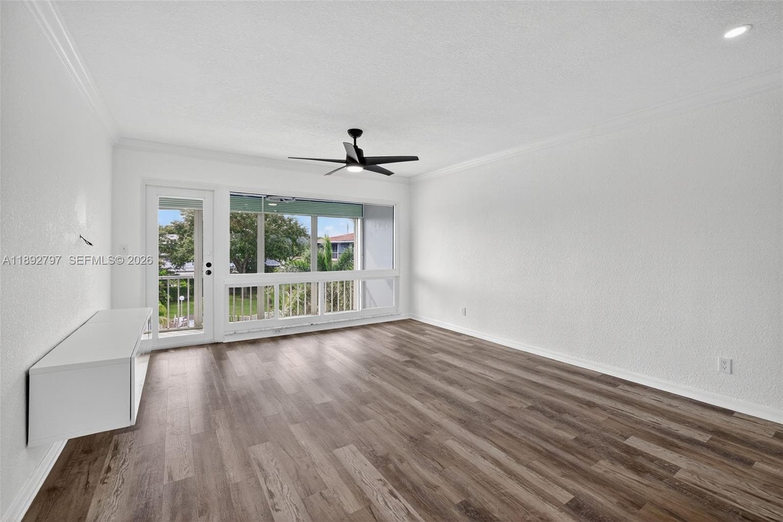 900 SW 12th St 305 photo 21