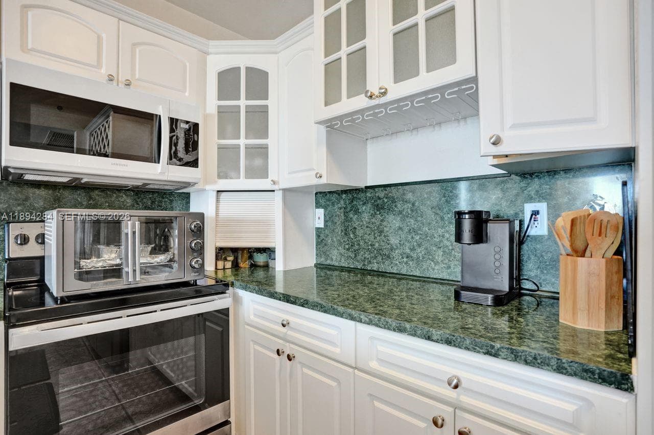 5601 Collins Ave 504 photo 22