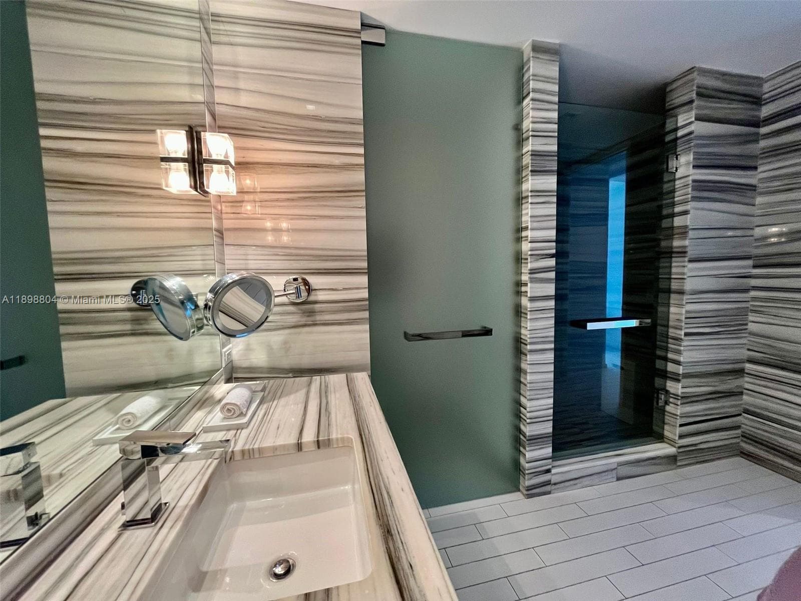 2201 Collins Ave 626 photo 4