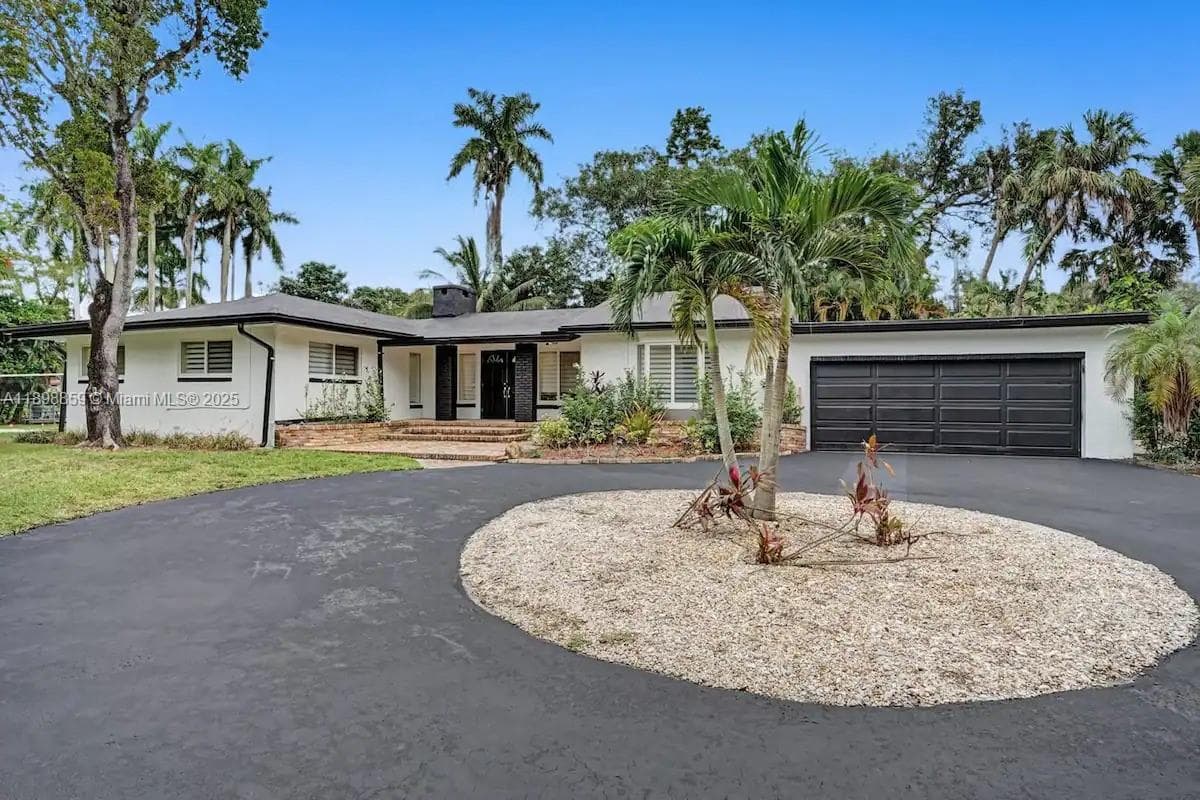 2100 SW 28th Way photo 3