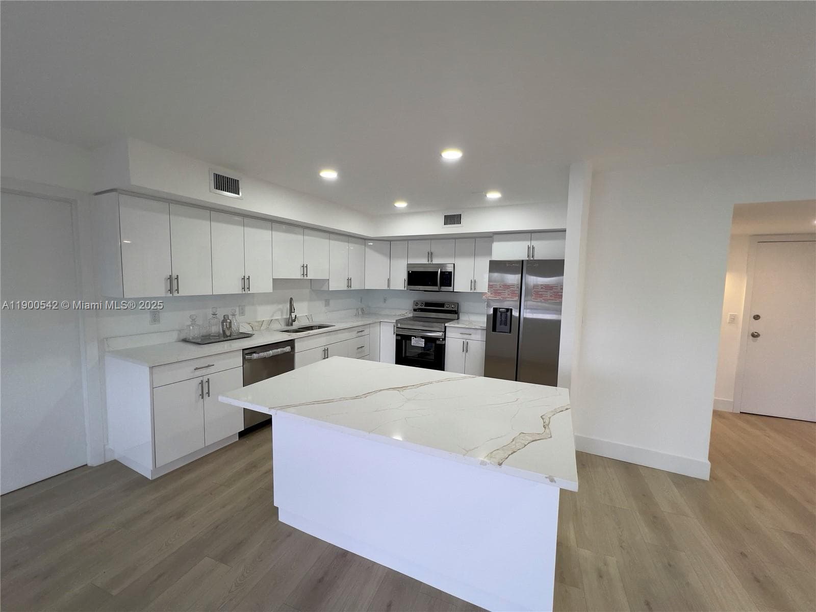 300 Diplomat Pkwy 518 photo 8