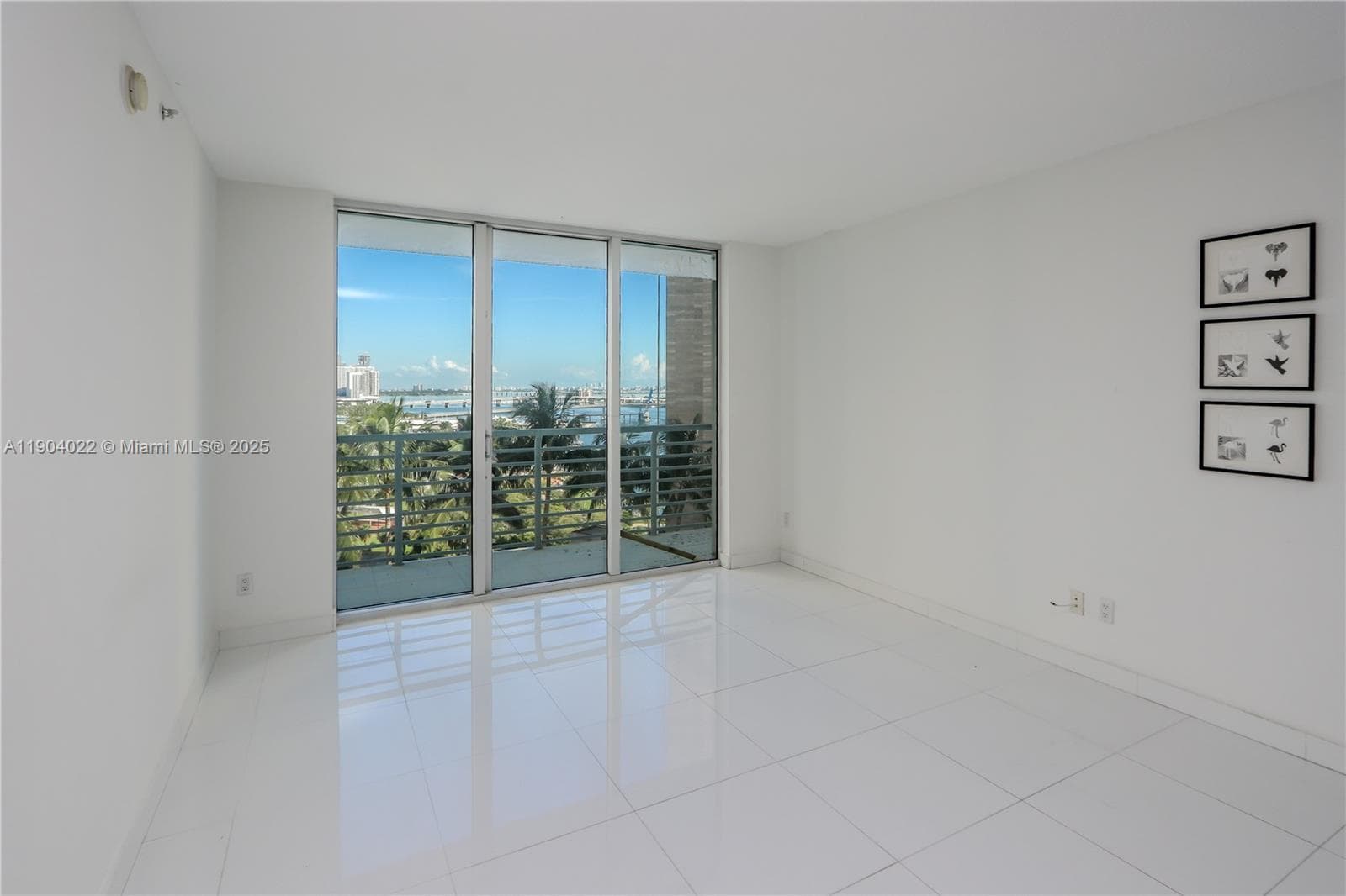325 S Biscayne Blvd 1722 photo 3