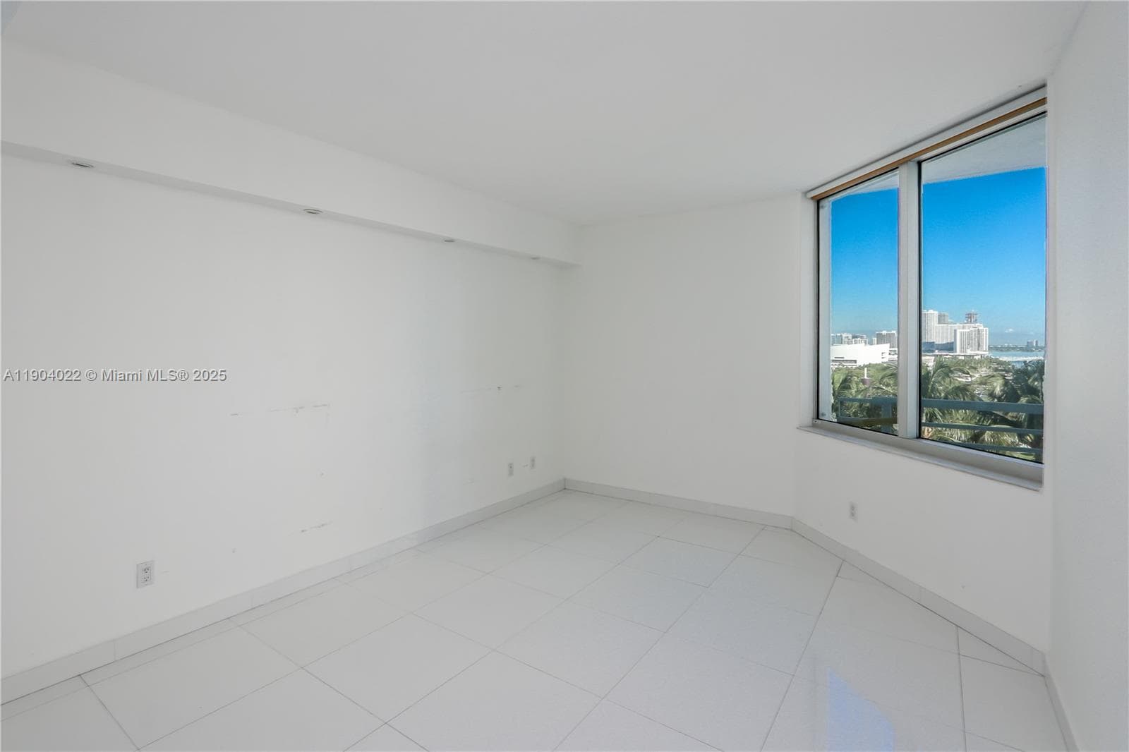325 S Biscayne Blvd 1722 photo 4