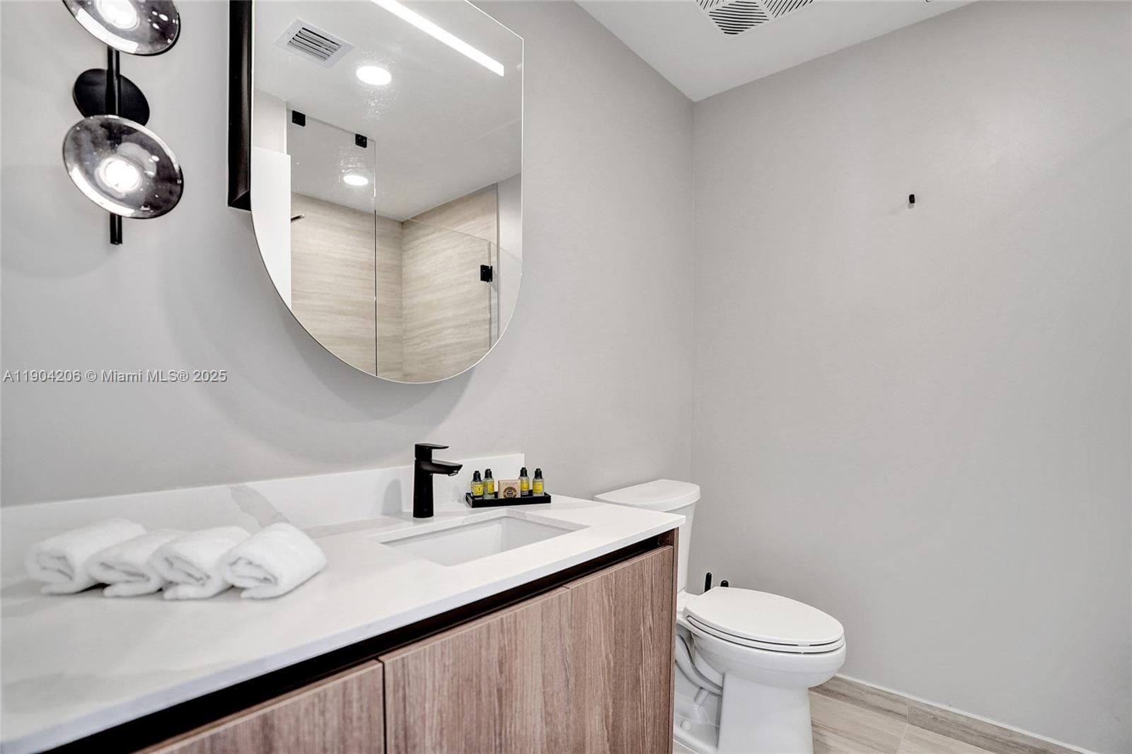 580 72nd St 810 photo 14