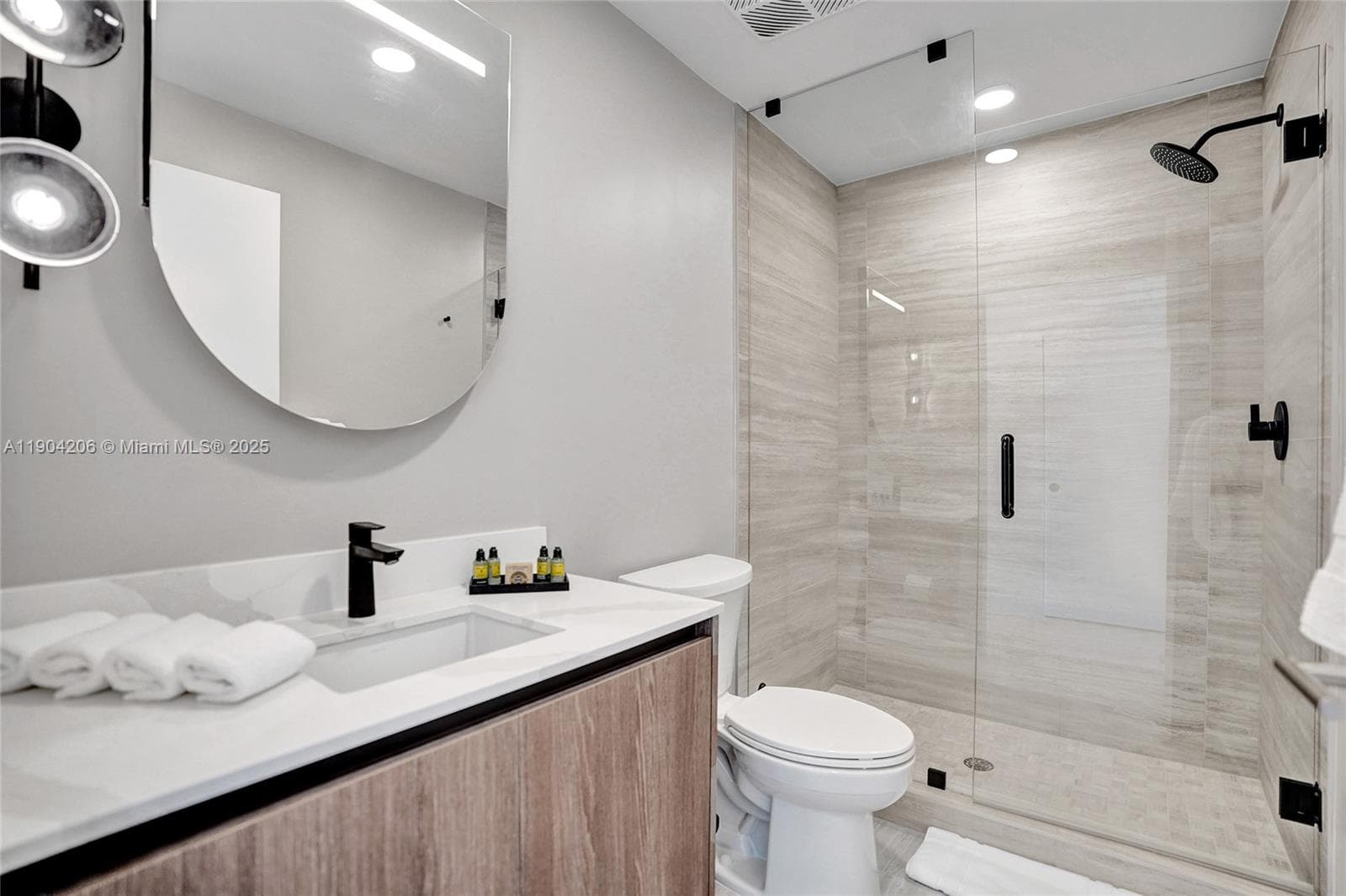 580 72nd St 810 photo 11