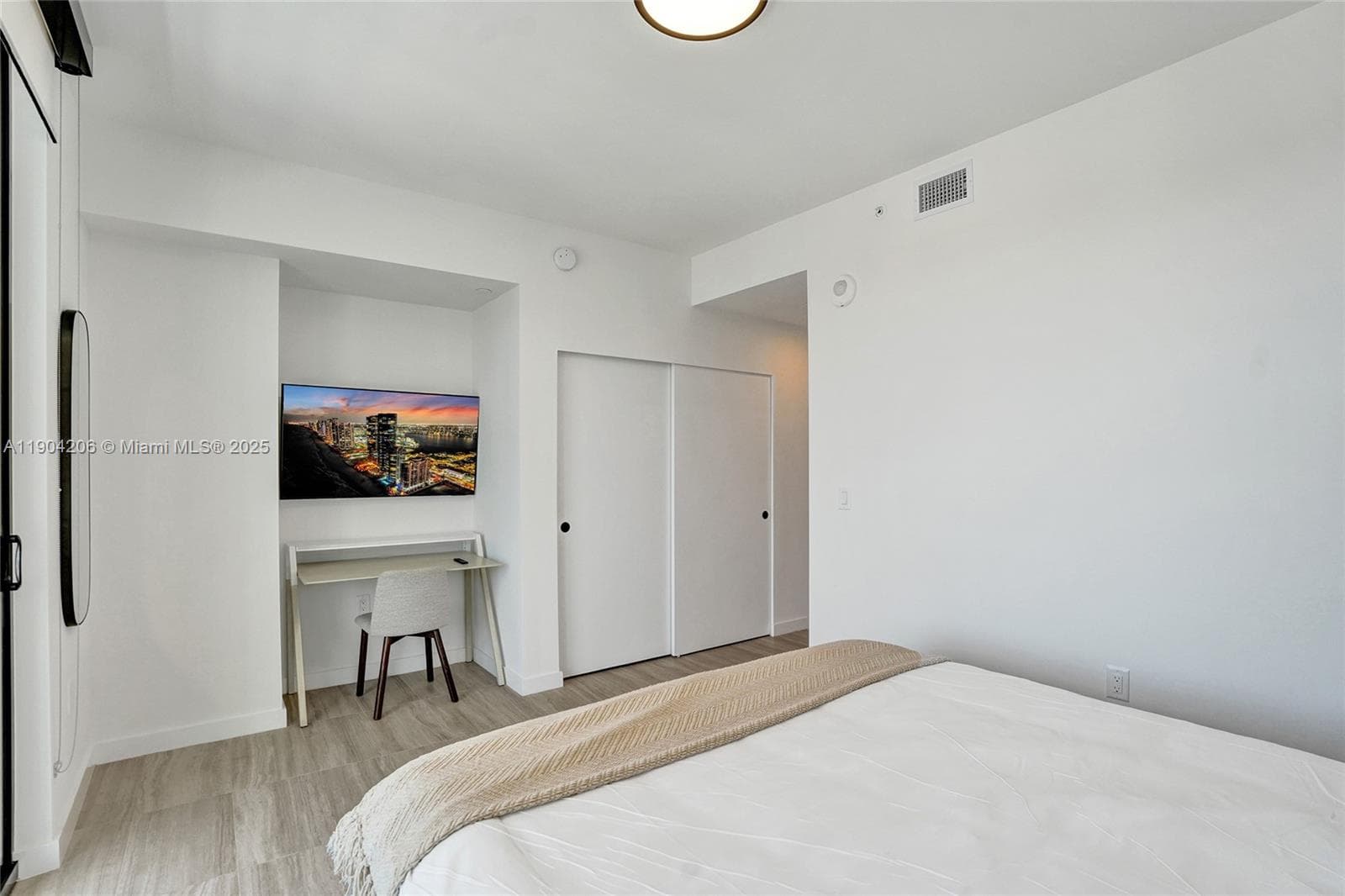 580 72nd St 810 photo 19