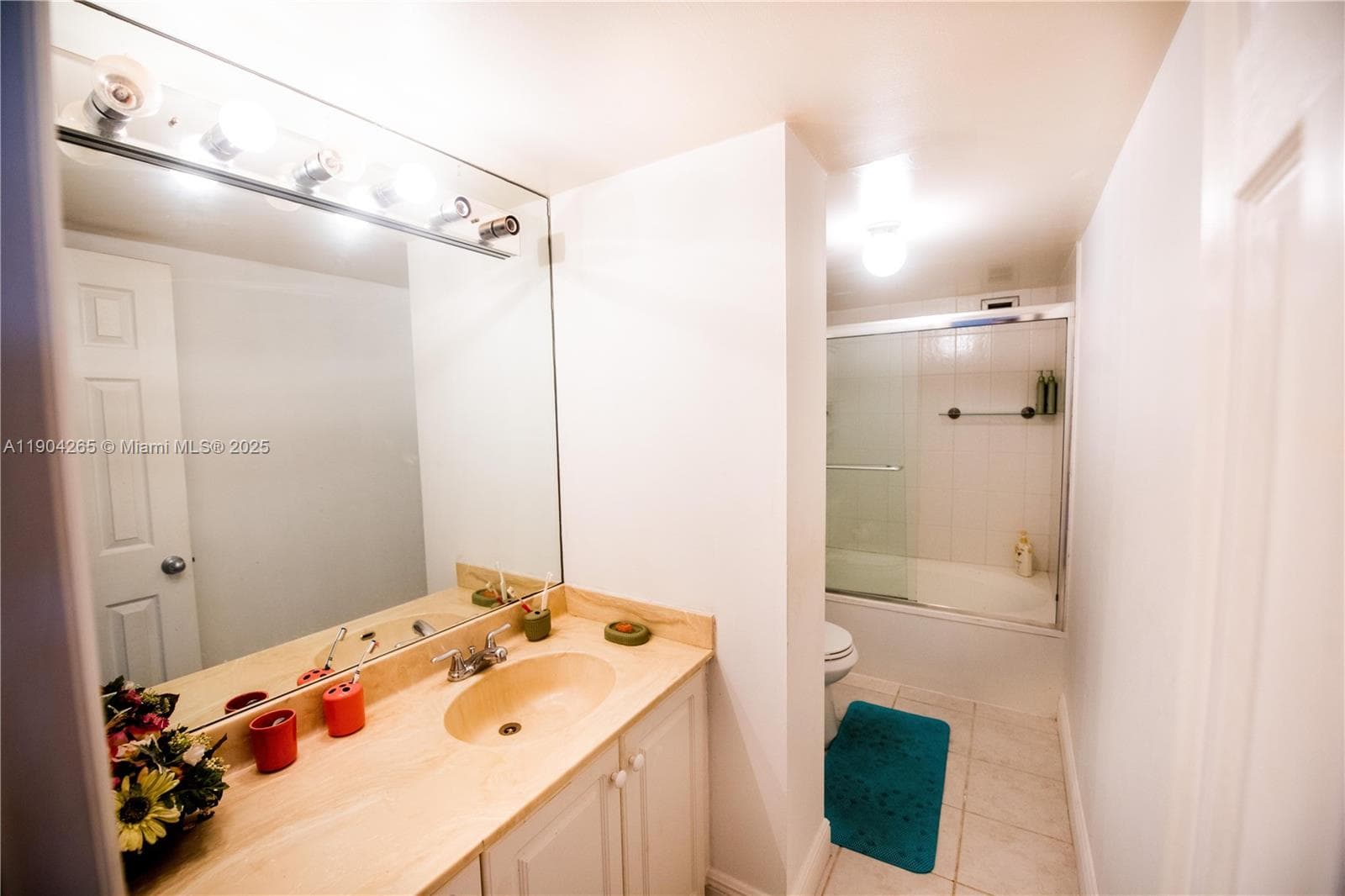 200 Leslie Dr 214 photo 4