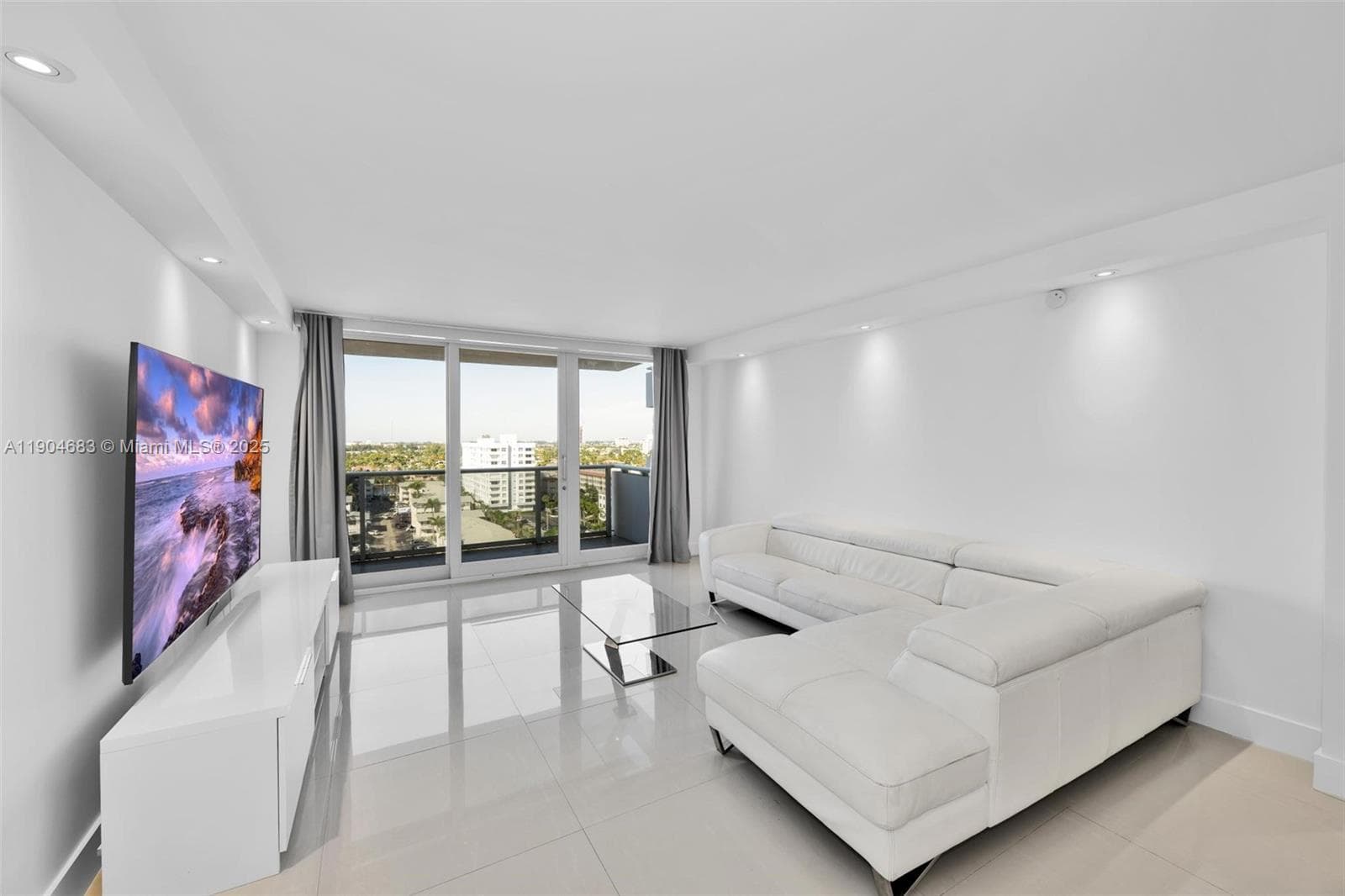 3140 S Ocean Dr 1011 photo 2