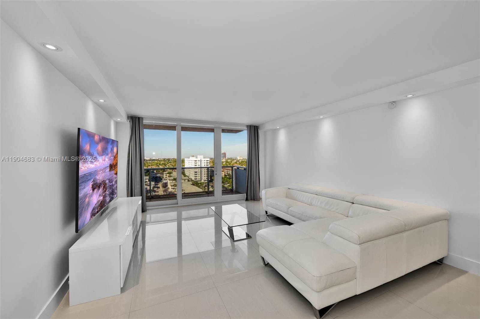 3140 S Ocean Dr 1011 photo 4