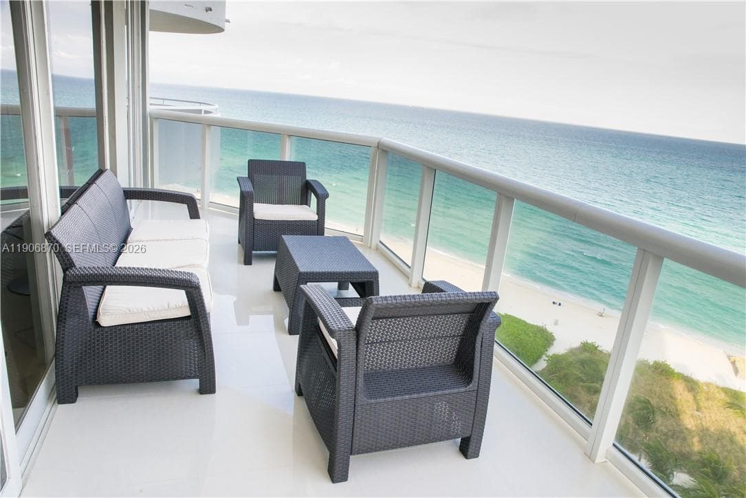 6301 Collins Ave 1402 photo 2