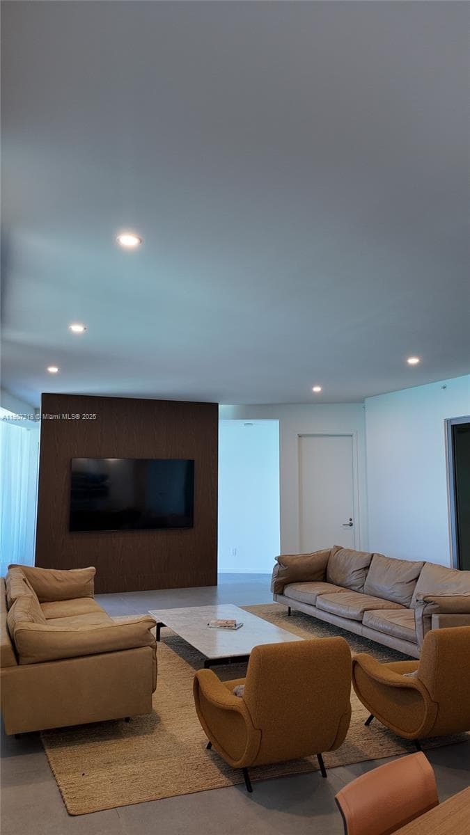 18555 Collins Ave 905 photo 3