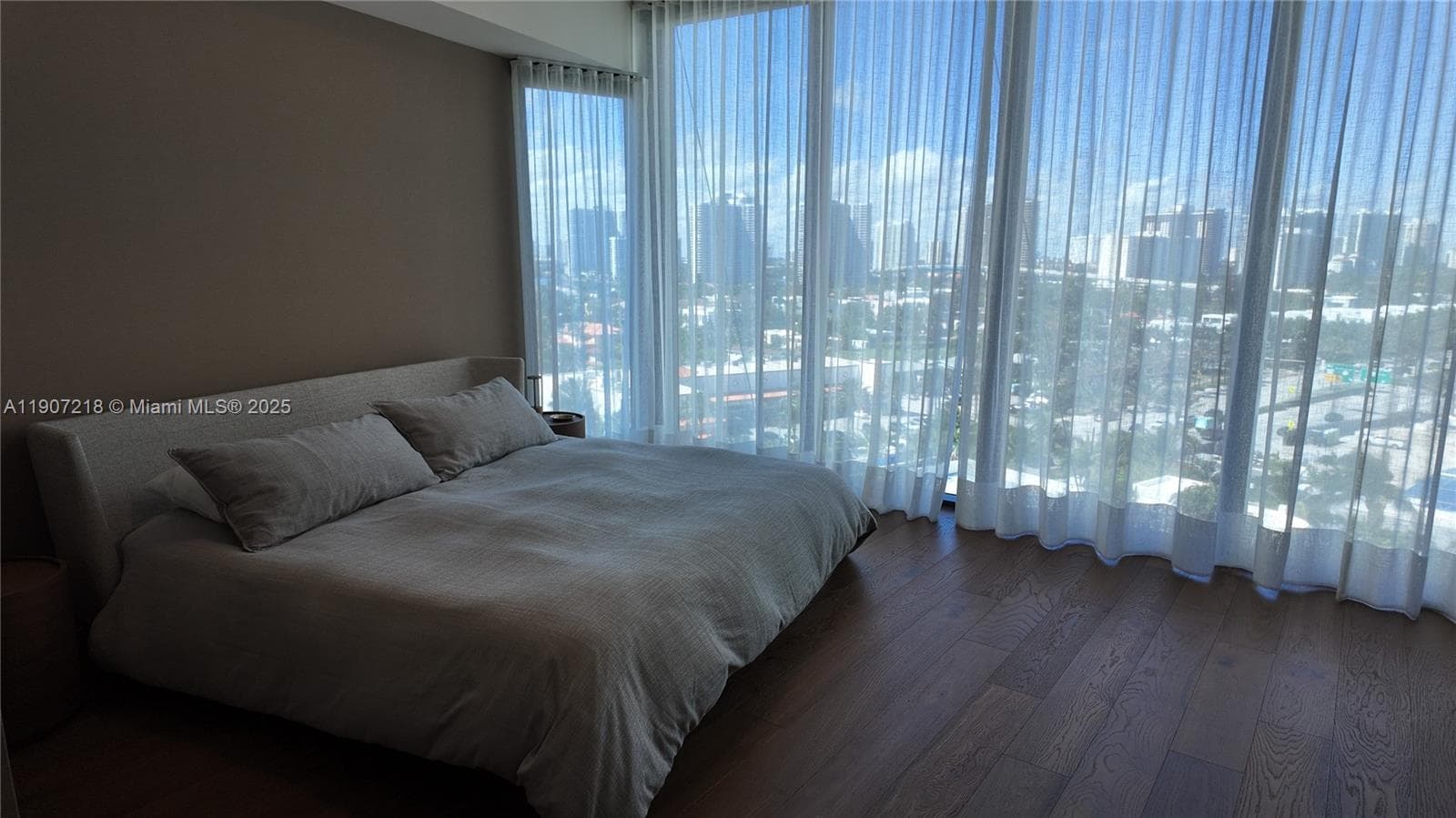 18555 Collins Ave 905 photo 20