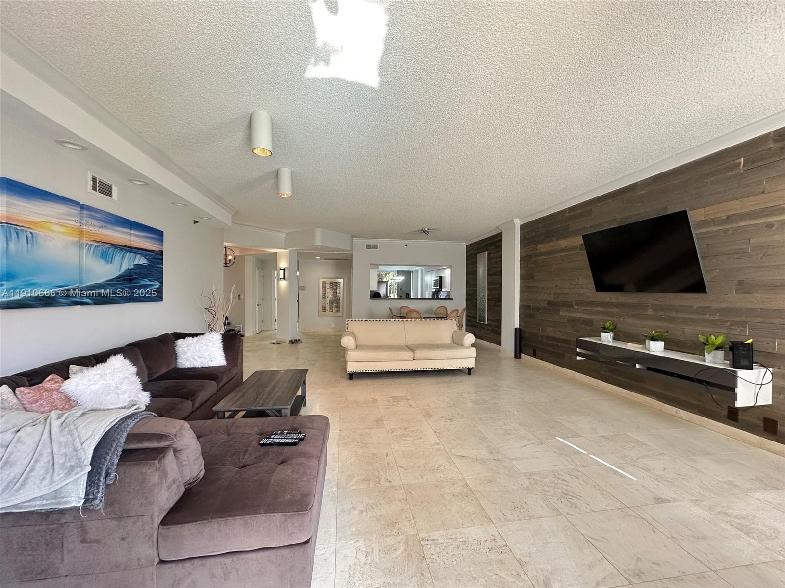 3900 Island Blvd B-303 photo 11