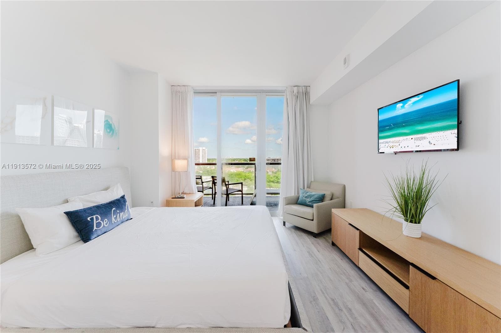 2602 E Hallandale Beach Blvd R1206 photo 4