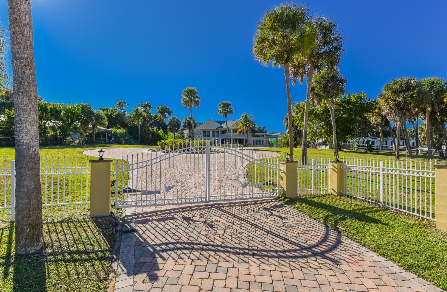 3343 S Indian River Drive photo 3